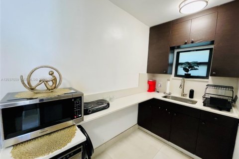 House in Miami, Florida 193.61 sq.m. № 2185684 - photo 2