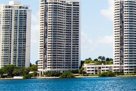Condominio en venta en Aventura, Florida, 2 dormitorios, 177.44 m2 № 1994408 - foto 1