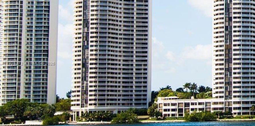 Condominio en Aventura, Florida, 2 dormitorios № 1994408