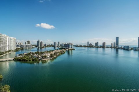 Condominio en venta en Aventura, Florida, 2 dormitorios, 177.44 m2 № 1994408 - foto 2