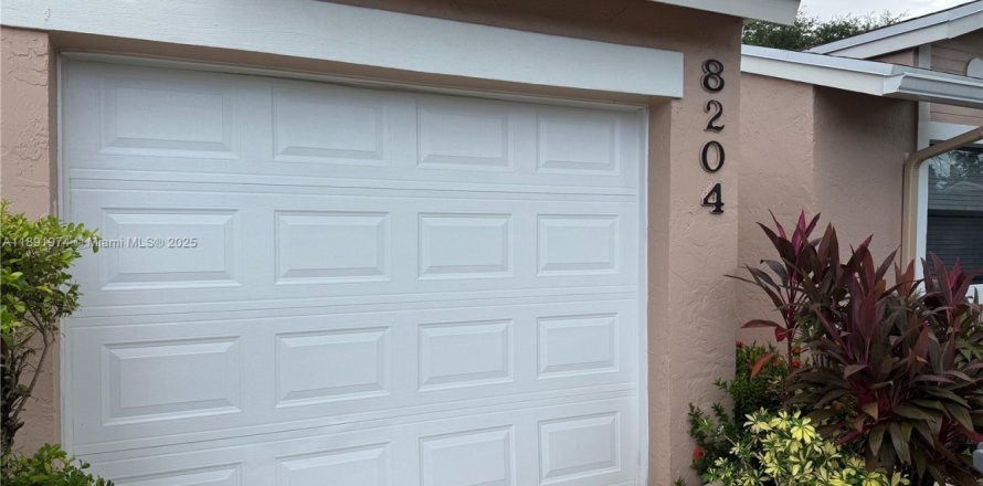 House in Boca Raton, Florida 2 bedrooms, 117.24 sq.m. № 1943947