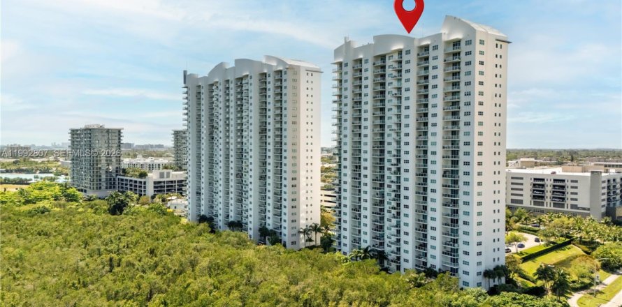 Кондоминиум с 3 спальнями в Норт-Майами, Флорида № 2056698