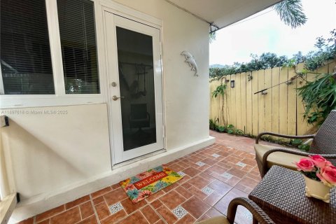 Commercial property in Miami, Florida 30.19 sq.m. № 1953887 - photo 1