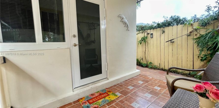 Commercial property in Miami, Florida 30.19 sq.m. № 1953887