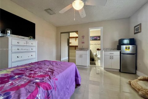 Commercial property in Miami, Florida 30.19 sq.m. № 1953887 - photo 2