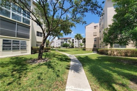 Condo in Lauderdale Lakes, Florida, 2 bedrooms  № 1731333 - photo 1
