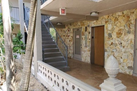 Condo in Lauderdale Lakes, Florida, 2 bedrooms  № 1731333 - photo 10