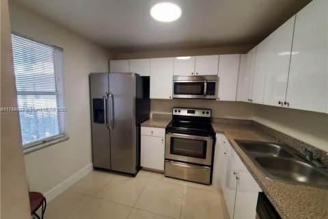 Condo in Lauderdale Lakes, Florida, 2 bedrooms  № 1731333 - photo 4