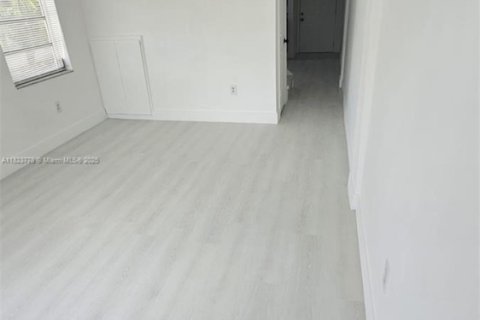 Condo in Hialeah, Florida, 2 bedrooms  № 1788607 - photo 16