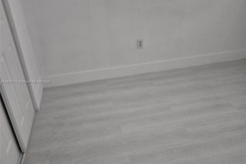 Condo in Hialeah, Florida, 2 bedrooms  № 1788607 - photo 12