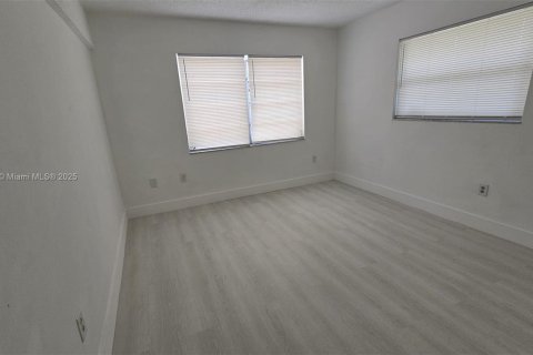 Condo in Hialeah, Florida, 2 bedrooms  № 1788607 - photo 18