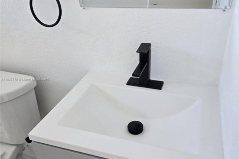 Condo in Hialeah, Florida, 2 bedrooms  № 1788607 - photo 9