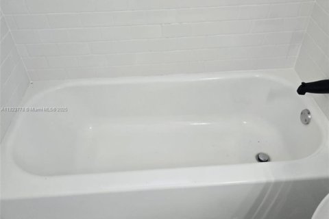 Condo in Hialeah, Florida, 2 bedrooms  № 1788607 - photo 10