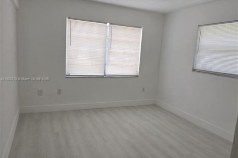 Condo in Hialeah, Florida, 2 bedrooms  № 1788607 - photo 17