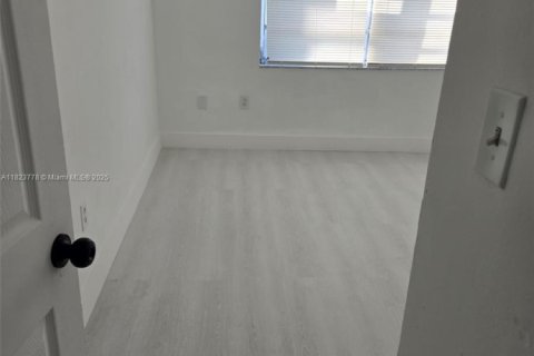 Condo in Hialeah, Florida, 2 bedrooms  № 1788607 - photo 7