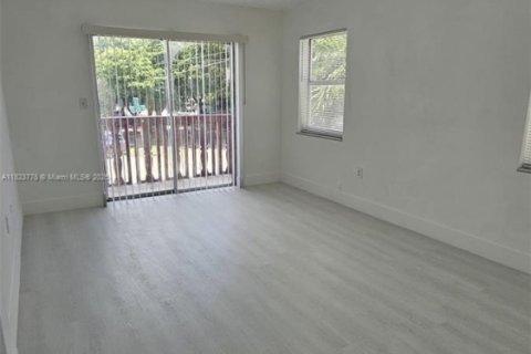 Condo in Hialeah, Florida, 2 bedrooms  № 1788607 - photo 14