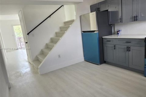 Condo in Hialeah, Florida, 2 bedrooms  № 1788607 - photo 13