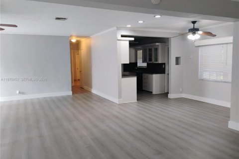 Casa en alquiler en Fort Lauderdale, Florida, 4 dormitorios, 176.14 m2 № 2040995 - foto 4