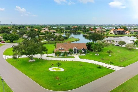 House in Bradenton, Florida 3 bedrooms, 200.2 sq.m. № 2308356