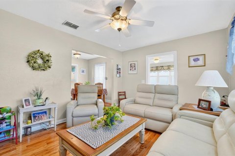 House in Tampa, Florida 2 bedrooms, 90.67 sq.m. № 1886007 - photo 10