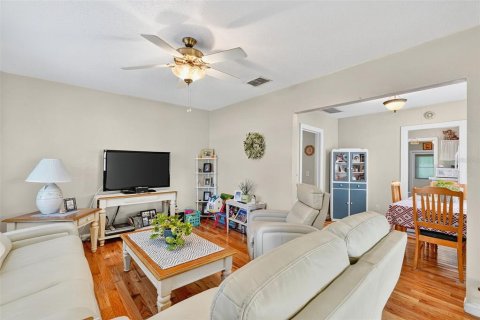 House in Tampa, Florida 2 bedrooms, 90.67 sq.m. № 1886007 - photo 8