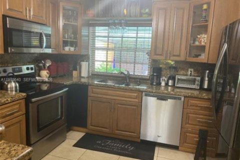 House in Miramar, Florida 3 bedrooms, 185.25 sq.m. № 2044483 - photo 7