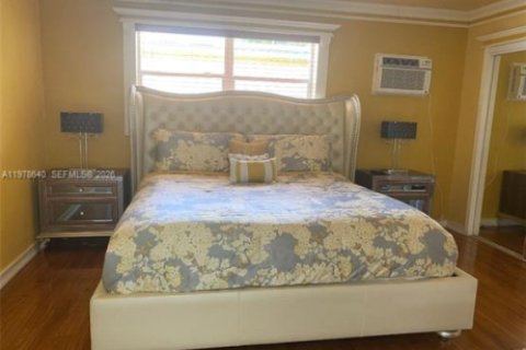 House in Miramar, Florida 3 bedrooms, 185.25 sq.m. № 2044483 - photo 9