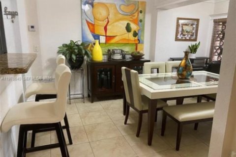 House in Miramar, Florida 3 bedrooms, 185.25 sq.m. № 2044483 - photo 12