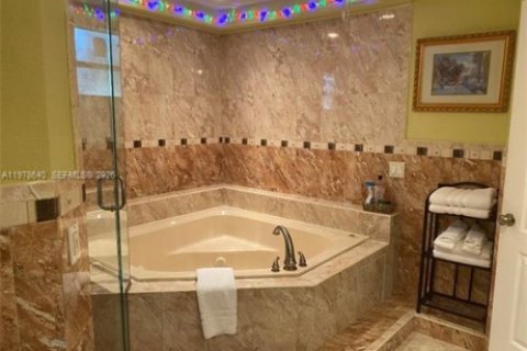 House in Miramar, Florida 3 bedrooms, 185.25 sq.m. № 2044483 - photo 4