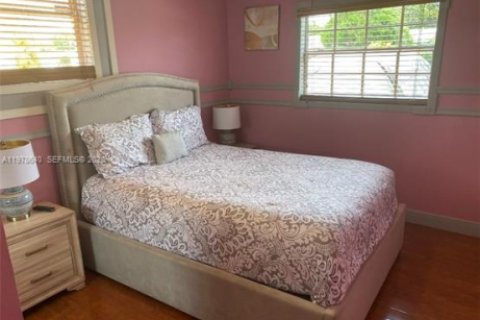 House in Miramar, Florida 3 bedrooms, 185.25 sq.m. № 2044483 - photo 17