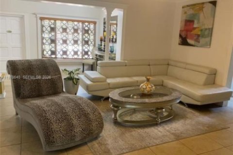 House in Miramar, Florida 3 bedrooms, 185.25 sq.m. № 2044483 - photo 14