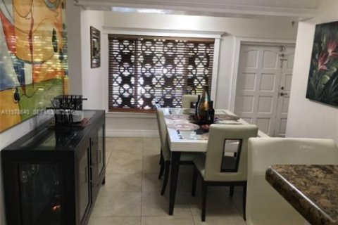 House in Miramar, Florida 3 bedrooms, 185.25 sq.m. № 2044483 - photo 5