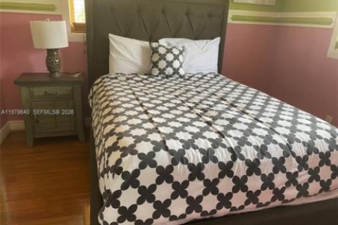 House in Miramar, Florida 3 bedrooms, 185.25 sq.m. № 2044483 - photo 10