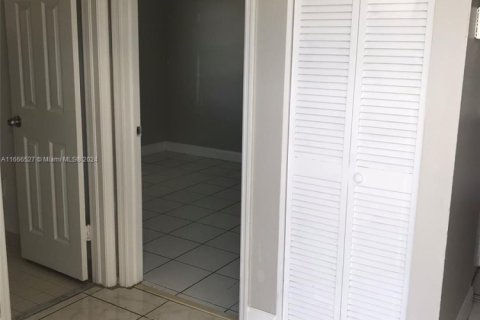 Condo in Miami, Florida, 3 bedrooms № 2088862 - photo 4