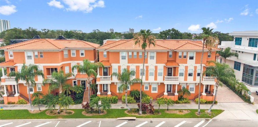 Townhouse in Tampa, Florida 2 bedrooms, 186.18 sq.m. № 2198554