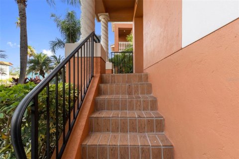 Townhouse in Tampa, Florida 2 bedrooms, 186.18 sq.m. № 2198554 - photo 5