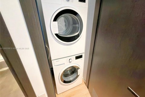 Condo in Miami, Florida, 1 bedroom  № 2035577 - photo 8