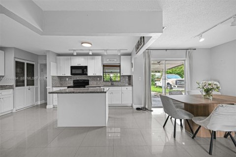 Casa en venta en Hollywood, Florida, 4 dormitorios, 164.72 m2 № 2401466 - foto 13