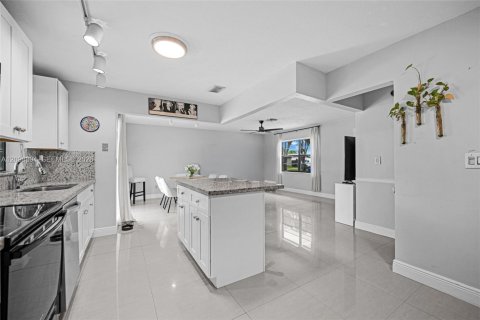 Casa en venta en Hollywood, Florida, 4 dormitorios, 164.72 m2 № 2401466 - foto 10