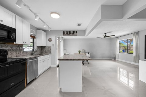 Casa en venta en Hollywood, Florida, 4 dormitorios, 164.72 m2 № 2401466 - foto 9