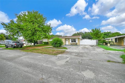 Casa en venta en Hollywood, Florida, 4 dormitorios, 164.72 m2 № 2401466 - foto 2