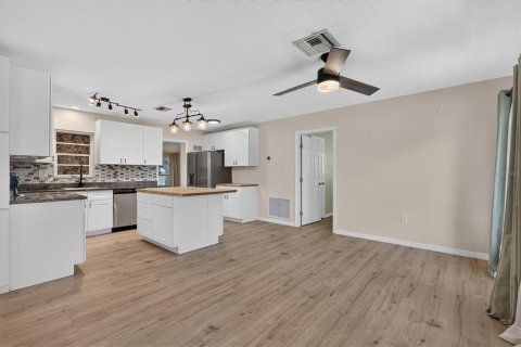 House in Tarpon Springs, Florida 3 bedrooms, 112.97 sq.m. № 2394234 - photo 6