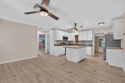 House in Tarpon Springs, Florida 3 bedrooms, 112.97 sq.m. № 2394234 - photo 8