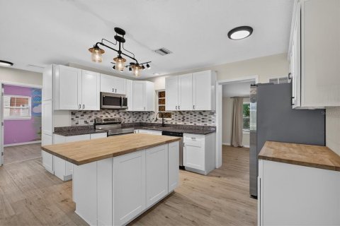 House in Tarpon Springs, Florida 3 bedrooms, 112.97 sq.m. № 2394234 - photo 9
