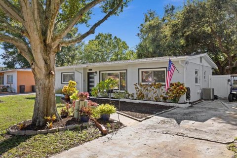 House in Tarpon Springs, Florida 3 bedrooms, 112.97 sq.m. № 2394234