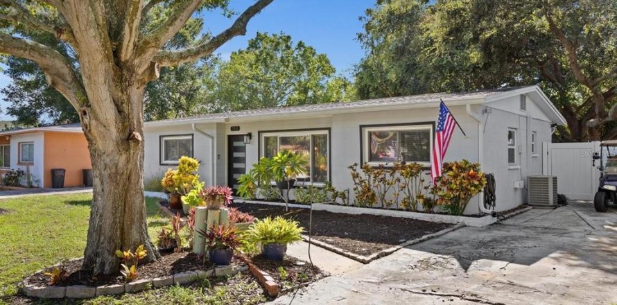 House in Tarpon Springs, Florida 3 bedrooms, 112.97 sq.m. № 2394234