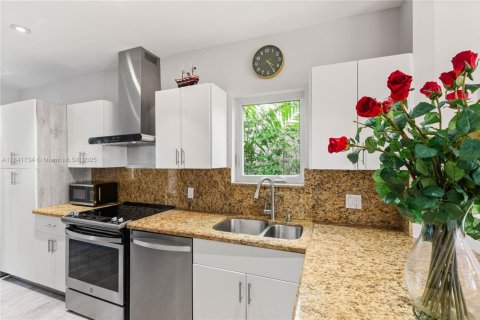 House in Coral Gables, Florida 3 bedrooms, 229.65 sq.m. № 1832406 - photo 12