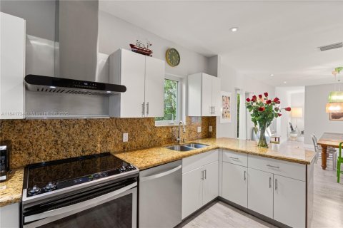House in Coral Gables, Florida 3 bedrooms, 229.65 sq.m. № 1832406 - photo 15