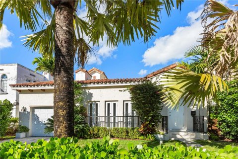 House in Coral Gables, Florida 3 bedrooms, 229.65 sq.m. № 1832406 - photo 1
