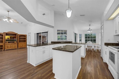 House in Tavares, Florida 4 bedrooms, 177.16 sq.m. № 1812539 - photo 17